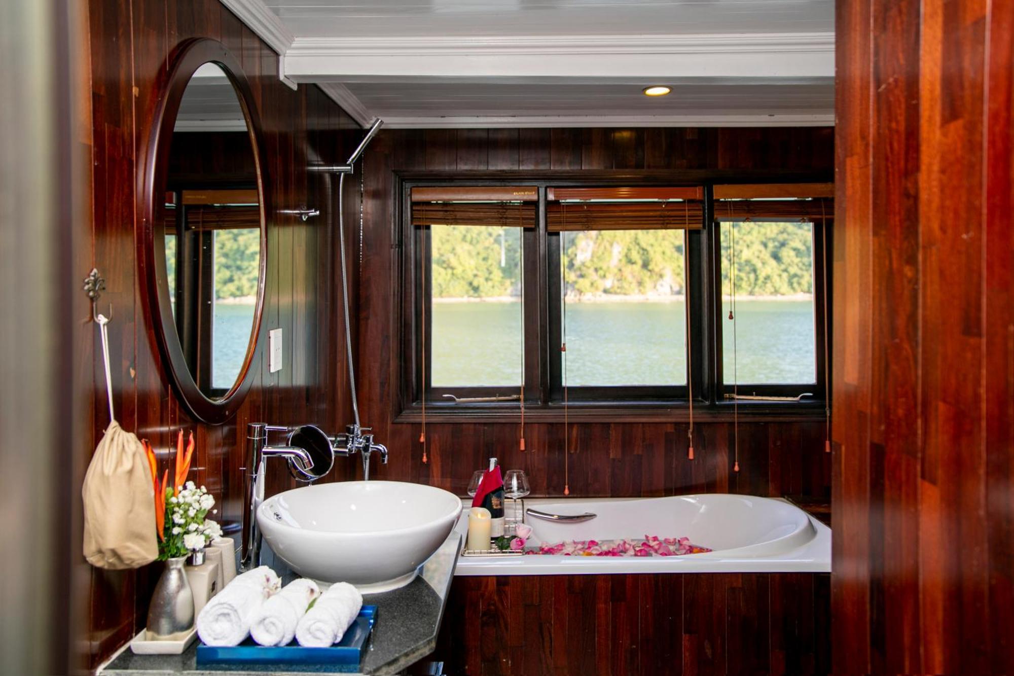 Hotel Bhaya Legend Cruises Ha Long Exterior foto